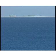Vues sur la barge de mesures à proximité du point Zéro, avant, pendant et après le lancement du tir Téthys, le 5 septembre 1995 à Moruroa (Mururoa).