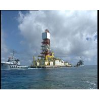 Remorquage de la barge de levage MANUTERE du commissariat à l'énergie atomique (CEA) de Moruroa (Mururoa) à travers la passe de l'atoll de Fangataufa.