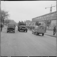 [Soldats de la légion de gendarmie mobile (LGM) progressant dans un véhicule semi-chenillé.]