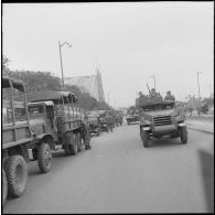 [Véhicule semi-chenillé de la légion de gendarmerie mobile (LGM) progressant dans une rue d'Oran.]