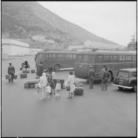 Femmes et enfants attendant au port d'Oran le départ pour la France.