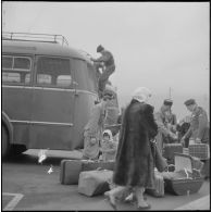Familles partant du port d'Oran pour la France, aidés par des soldats.