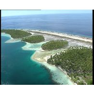 Prises de vues aériennes des atolls de Tureia et Vanavana, situés dans l'archipel des Tuamotu.
