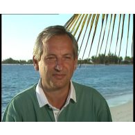 Interview de Jean-Jacques de Peretti, ministre des départements de l'outre-mer (DOM-TOM), à la suite de sa plongée dans le lagon de Moruroa (Mururoa).
