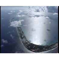 Prises de vues aériennes de l'atoll de Moruroa (Mururoa) et premier vol de l'avion Casa (62-IC) de l'escadron de transport (ET) 1/62 Vercors.
