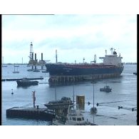 Arrivée du cargo pétrolier Captain Martin dans le port de Moruroa (Mururoa).