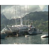 Activités courantes du port militaire de Papeete.