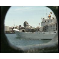 Arrivée de l'aviso-escorteur Balny (F729) dans le port militaire de Papeete : accostage et amarrage.