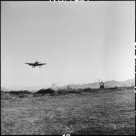 Avion de chasse Bearcat survolant le terrain d'aviation de Diên Biên Phu.