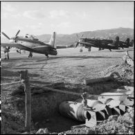 Des avions de chasse Bearcat et des bombes dans leurs alvéoles sur le terrain d'aviation de Diên Biên Phu.