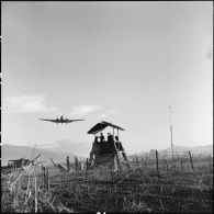 Mirador et avion à l'atterrissage sur le terrain d'aviation de Diên Biên Phu.