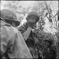 Le capitaine Tourret, commandant le 8e bataillon de parachutistes de choc (BPC), donne ses ordres par radio aux éléments de tête qui viennent d'accrocher des soldats vietminh au cours d'une reconnaissance au nord de Diên Biên Phu.