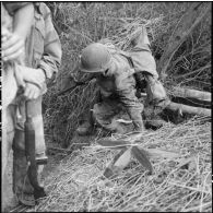 Au cours d'une reconnaissance au nord de Diên Biên Phu avec le 8e bataillon de parachutistes de choc (BPC), les éléments de tête progressent sur un terrain difficile dans la forêt.