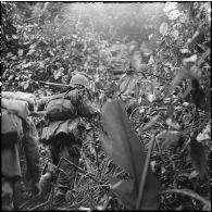Retour pénible en montée dans la jungle pour les soldats du 8e bataillon de parachutistes de choc (BPC) au cours d'une reconnaissance au nord de Diên Biên Phu.