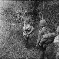 Au cours d'une reconnaissance au nord de Diên Biên Phu avec le 8e bataillon de parachutistes de choc (BPC), les éléments de tête font une halte pour se repérer.