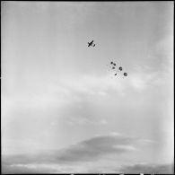 Parachutage de matériel au-dessus du camp de Diên Biên Phu.
