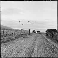 Parachutage de matériel au-dessus du camp de Diên Biên Phu.