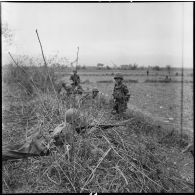 Fantassins embusquées en position de tir au cours d'une offensive menée avec l'appui de blindés contre des positions de l'Armée populaire vietnamienne à Diên Biên Phu.