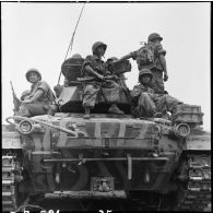 Progression d'un char M24 Chaffee de l'escadron de marche du 1er régiment de chasseurs à cheval (RCC) au cours d'une offensive menée avec l'infanterie contre des positions de l'Armée populaire vietnamienne à Diên Biên Phu.