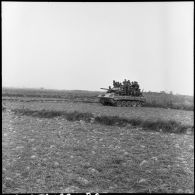 Progression d'un char M24 Chaffee de l'escadron de marche du 1er régiment de chasseurs à cheval (RCC) au cours d'une offensive menée avec l'infanterie contre des positions de l'Armée populaire vietnamienne à Diên Biên Phu.