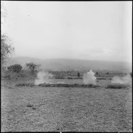 Fantassins progressant sous les tirs au cours d'une offensive menée avec l'appui de blindés du 1er Régiment de chasseurs à cheval (1er RCC) contre des positions de l'Armée populaire vietnamienne à Diên Biên Phu.