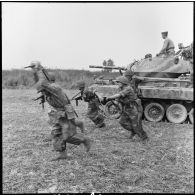 Assaut de fantassins appuyés par des chars M24 Chaffee du 3e escadron de marche du 1er régiment de chasseurs à cheval (RCC) au cours d'une offensive contre des positions de l'Armée populaire vietnamienne à Diên Biên Phu.