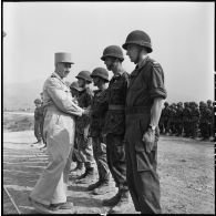 Le général Navarre, commandant en chef en Indochine, décore des soldats à Diên Biên Phu.