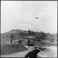 Rotation au-dessus du camp de Muong Sai d'hélicoptères sanitaires évacuant des blessés de Diên Biên Phu.