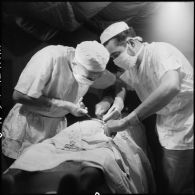 Opération d'un blessé de Diên Biên Phu à l'antenne chirurgicale de Muon Sai.