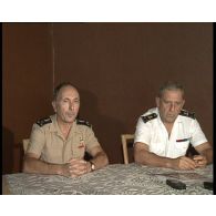 Conférences de presse du contre-amiral Quérat, commandant supérieur des forces armées en Polynésie, et du général de division aérienne Paul Véricel, directeur des centres d'expérimentations nucléaires (DIRCEN), tenues les 5, 11 et 13 décembre 1990 à Moruroa (Mururoa).