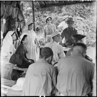Avant leur libération, des prisonniers de guerre des forces de l'Union française passent par groupe de vingt personnes devant une commission médicale de l'Armée populaire vietnamienne.
