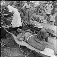 Les soldats de l'Union française les plus affaiblis sont transportés sur des brancards lors d'un échange de prisonniers avec le Vietminh à Viet Tri.