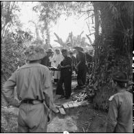 Transport de prisonniers de guerre des troupes de l'Union française sur des brancards au cours d'un échange de prisonniers avec le Vietminh à Viet Tri.