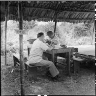 Camp de presse aménagé pour les journalistes à Viet Tri lors un échange de prisonniers avec le Vietminh.