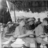 Des prisonniers de guerre de l'Union française entonnent des chants à la gloire d'Ho Chi Minh avant d'être libérés par le Vietminh à Viet Tri.