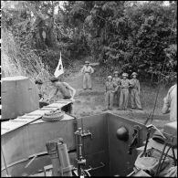 Arrivée d'un bâtiment de débarquement à l'embarcadère de Viet Tri dans le cadre de la libération de prisonniers des troupes de l'Union française par le Vietminh.