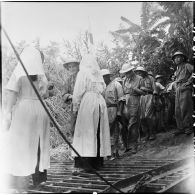 Des soldats de l'Union française donnent une dernière poignée de main aux infirmières de l'Armée populaire vietnamienne avant de monter sur le bateau lors de leur libération à Viet Tri.