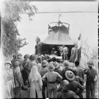 Départ d'un bâtiment de débarquement chargé de prisonniers de l'Union française libérés tandis que soldats et personnel médical de l'Armée populaire vietnamienne les saluent.