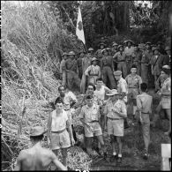 A l'embarcadère de Viet Tri, des soldats de l'Union française et de l'Armée poulaire posent pour la 