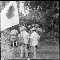 Une délégation française est accueillie à Viet Tri dans le cadre de la libération de prisonniers des forces de l'Union française par le Vietminh.