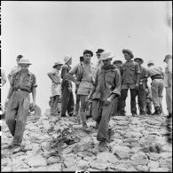 Des soldats de l'Union française libérés par l'Armée populaire vietnamienne font une halte à Sontay avant d'être rapatriés à Hanoï.