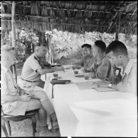 La commission de libération des prisonniers de guerre échange avec des représentants des troupes de l'Union française lors d'une échange de prisonniers à Viet Tri.