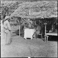 La commission de libération des prisonniers de guerre échange avec des représentants des troupes de l'Union française lors d'un échange de prisonniers à Viet Tri.