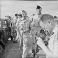 Le général de Catries photographié par un journaliste lors de son arrivée aux Quatre colonnes après sa libération d'un camp de prisonniers vietminh.