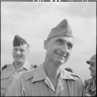 Le général de Castries est accueilli par le général Cogny au beaching des Quatre colonnes après sa libération d'un camp de prisionnier vietminh.