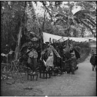 Prisonniers des forces de l'Union française libérés par l'Armée populaire vietnamienne à Viet Tri.