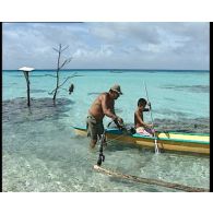 Scènes de la vie quotidienne sur l'atoll de Hao.