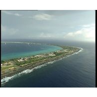 Prises de vues aériennes des atolls de Hao, de Moruroa (Mururoa) et de Fangataufa.