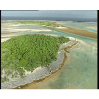 Prises de vues aériennes des atolls de Moruroa (Mururoa) et de Fangataufa.