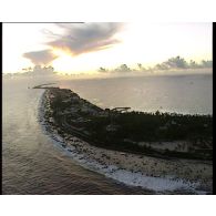 Survol de l'atoll de Moruroa (Mururoa) et présentation succinte des infrastructures du centre d'expérimentations nucléaires (CEP).